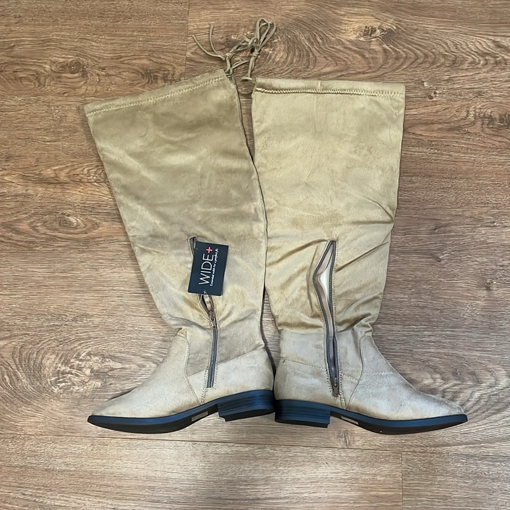 New still in the box -8W boots